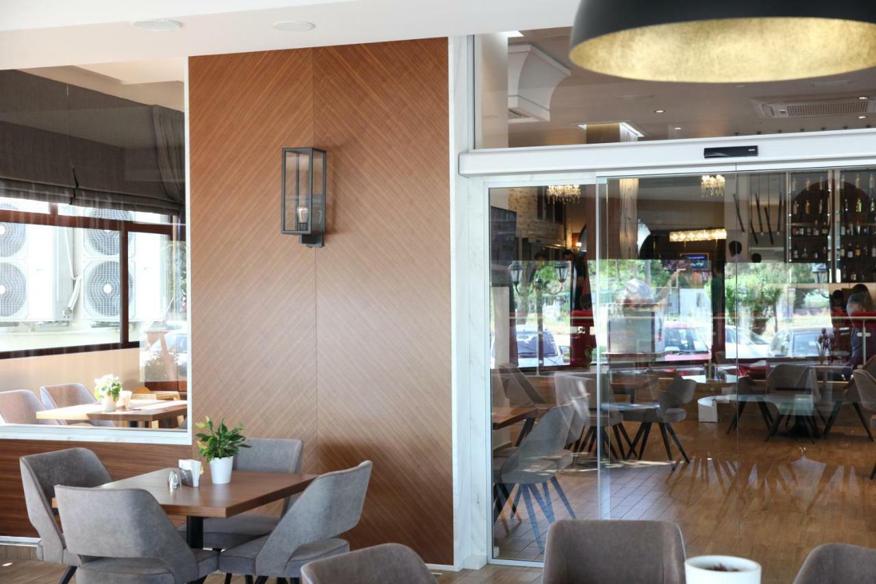 克里斯和夏娃庄园酒店 科莫蒂尼 外观 照片
